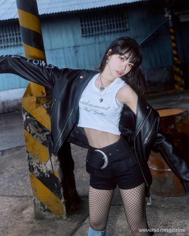 Leader LE SSERAFIM, Kim Chaewon berada di urutan kesepuluh daftar idol KPop wanita tercantik pilihan penggemar. Dia menjadi brand ambassador terbaru untuk merek perhiasan kenamaan, Swarovski. Foto: Instagram @_chaechae_1