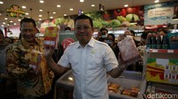 Bulog juga akan mendistribusikan daging kerbau beku impor ini ke ritel modern besar.