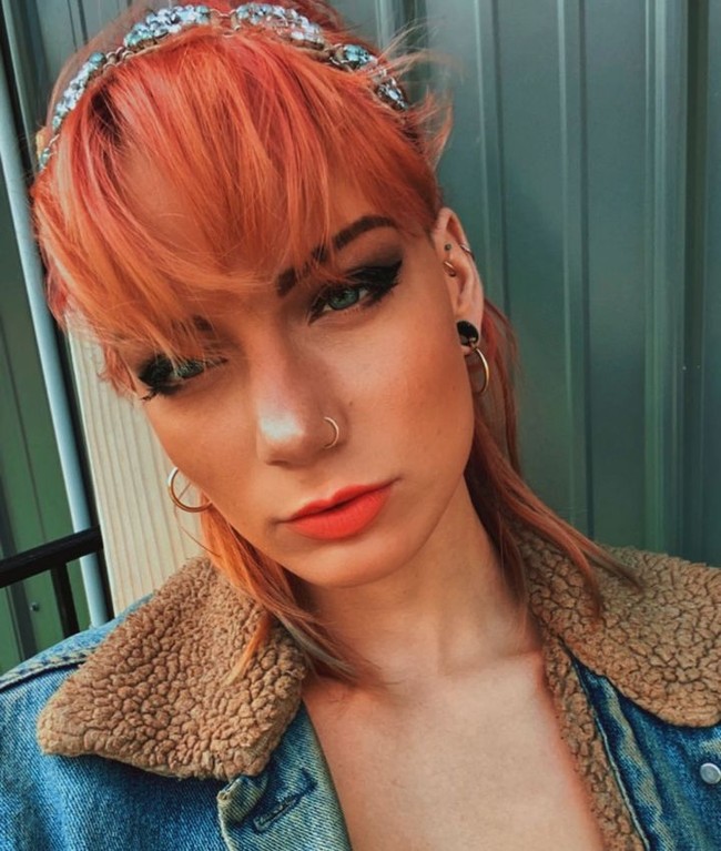 Dalam berbagai video, ia terlihat sering mengenakan baju seksi dan full makeup ketika mengendarai truk.Foto: Instagram