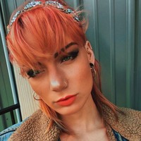 Dalam berbagai video, ia terlihat sering mengenakan baju seksi dan full makeup ketika mengendarai truk.Foto: Instagram