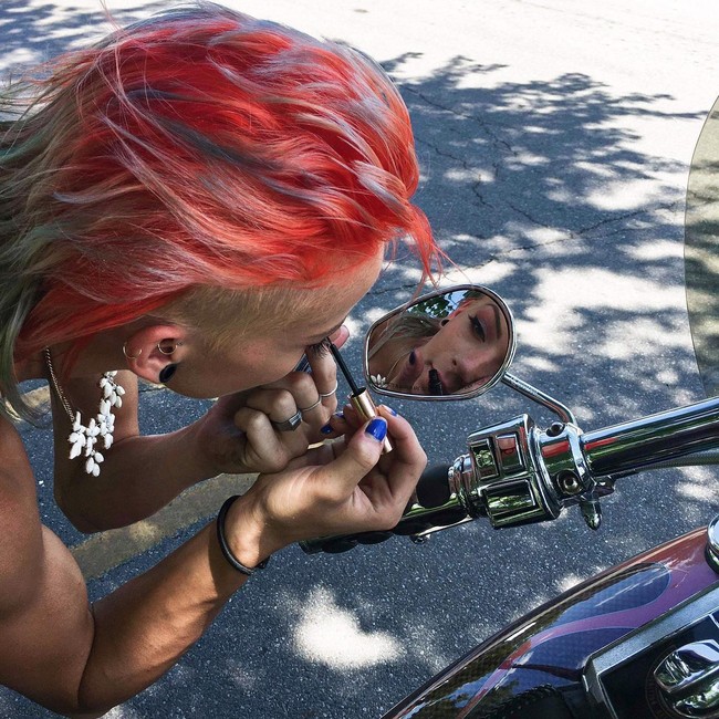 Penampilan cantik Daysen dan profesi yang tidak biasa untuk seorang wanita membuat banyak orang menyarankannya bergabung dengan OnlyFans. OnlyFans sendiri dikenal sebagai tempat banyak kreator mengunggah konten ekslusif. Tapi tawaran itu ditolak Daysen terlebih dirinya sudah menghasilkan banyak uang.Foto: Instagram