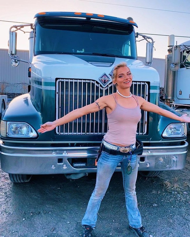 Daysen dikenal sebagai supir truk yang sering mengunggah foto cantiknya di Instagram. Dalam profil, wanita asal Chicago, Illinois, AS tersebut menulis bahwa dirinya adalah pengendara mobil reefer. Foto: Instagram
