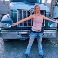 Daysen dikenal sebagai supir truk yang sering mengunggah foto cantiknya di Instagram. Dalam profil, wanita asal Chicago, Illinois, AS tersebut menulis bahwa dirinya adalah pengendara mobil reefer. Foto: Instagram