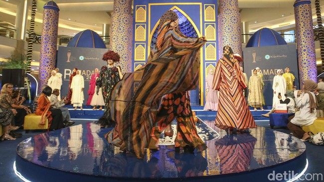 Ramadan Runway 2023 mengusung tema Dazzling Mubarak dengan harapan keindahan Ramadan sebagai bulan penuh karunia dapat terpancar tak semata pada rancangan busana tetapi juga kegiatan lainnya hingga tiap ekosistem fesyen muslim di dalamnya.