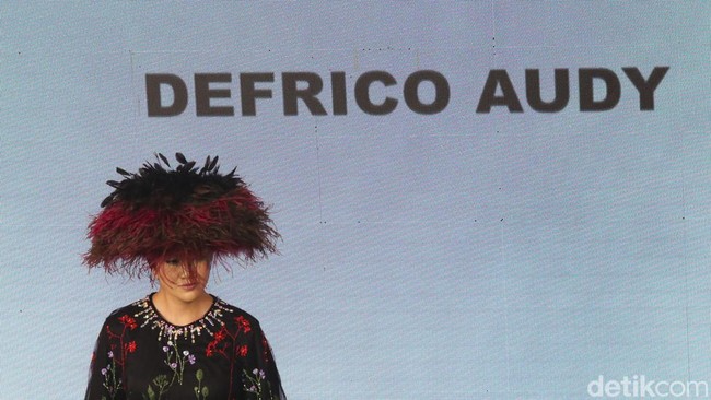 Demi menyokong kebangkitan ekonomi pasca-pandemi, menurut Ketua Umum Asosiasi Perancang dan Pengusaha Mode Indonesia (APPMI) Poppy Dharsono, seluruh ekosistem industri fesyen muslim Tanah Air harus bahu-membahu mewujudkan cita-cita Indonesia sebagai kiblat modest fashion dunia.