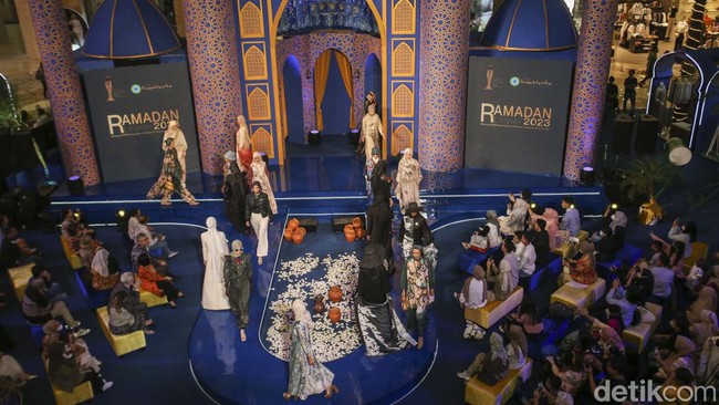 Semburat warna-warni Ramadan sangat tampak dari pagelaran fesyen menyajikan kara para perancang busana kenamaan Tanah Air, meliputi Al Syarif, Ariy Arka, Ayu Dyah Andari, Chintami Atmanegara, Dana Duriyatna, Defrico Audy, Erdan, Itang Yunasz, Ivan Gunawan, Coenrad by Kunce Manduapessy, L by LCB, Leny Rafael, Ria Miranda, RRYNI House x Rita Batik, SI.SE.SA, dan masih banyak lagi.
