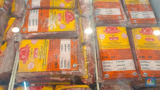 Direktur Utama Perum Bulog Budi Waseso alias Buwas dan Kepala Badan Pangan Nasional (Bapanas) Arief Prasetyo Adi melakukan pengecekan operasi pasar daging kerbau beku di ritel modern Alfamidi Super Bangka Raya, Jakarta Selatan, Jumat (14/4/2023). (CNBC Indonesia/Martyasari Rizky)