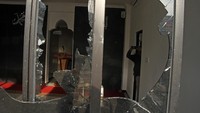 Kaca jendela juga pecah setelah diserang orang tidak dikenal (OTK).