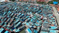 Foto udara kapal nelayan penuhi Pelabuhan Tegalsari, Jawa Tengah, Jumat (14/4/2023).  ANTARA FOTO/Oky Lukmansyah