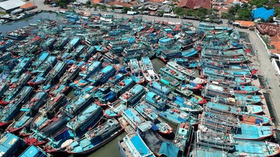Ditinggal Mudik Lebaran, Kapal-kapal Nelayan Penuhi Pelabuhan Tegalsari