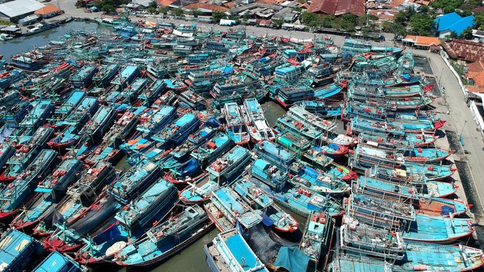 Foto udara kapal nelayan bersandar di Pelabuhan Tegal, Jawa Tengah, Jumat (14/4/2023). Sejak H-7 Lebaran, ratusan kapal nelayan di daerah Pantura mulai libur melaut untuk merayakan Idul Fitri 1444H dan akan kembali melaut pada H+3. ANTARA FOTO/Oky Lukmansyah/nym.