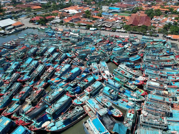 Ditinggal Mudik Lebaran, Kapal-kapal Nelayan Penuhi Pelabuhan Tegalsari