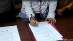 Momen Perdamaian Dokter Muda-Wanita Diamuknya, Diakhiri dengan Pelukan
