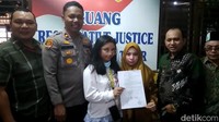 Polsek Medan Timur memfasilitasi perdamaian antara Fladiniyah Puluhula dengan Maya. (Goklas/detikSumut)