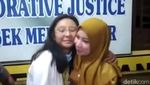 Momen Perdamaian Dokter Muda-Wanita Diamuknya, Diakhiri dengan Pelukan