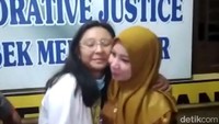 Fladiniyah berpelukan dengan Maya. Pelukan itu menandai kasus mereka telah berakhir damai. (Goklas/detikSumut)