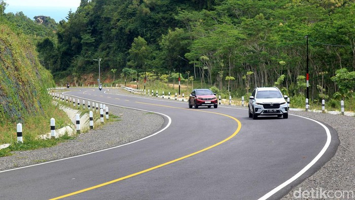 Duo BR-V dan WR-V Jelajah Jalur Mudik Pansela Jawa Honda BR-V dan WR-V melibas jalur mudik Pansela Jawa dalam program roadtrip bareng detikOto. Yuk intip keseruannya.