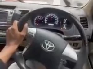 Duh! Sopir Ngebut sambil Main HP, Fortuner Berakhir Terguling