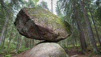 Kummakivi, batu seberat 500.000 kg di Ruokolahti, Finlandia yang telah menyeimbangkan di atas batu lain selama ribuan tahun. Foto: Reddit