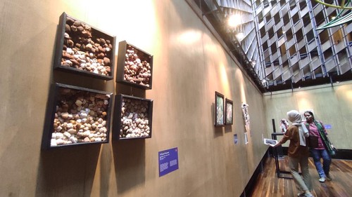 Foto: Pameran seni bertajuk Feeling Good yang diikuti oleh sembilan orang seniman di ARTOTEL Sanur, Denpasar, Jumat (14/4/2023). (I Wayan Sui Suadnyana/detikBali)