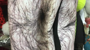 Iyuuh, pouch dengan aksen bulu perut. Foto: Brightside