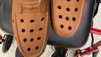 Sepatu dengan banyak lubang, bisa bikin kaki sejuk. Foto: Brightside