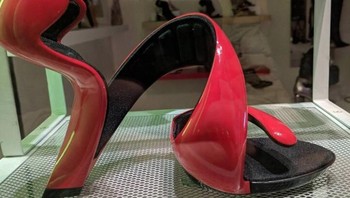 Gimana cara pakai sepatu ini? Foto: Brightside