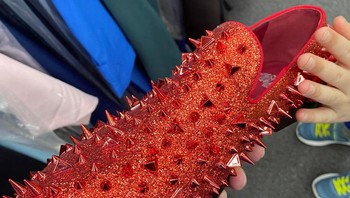 Sepatu mirip landak yang banyak durinya. Foto: Brightside