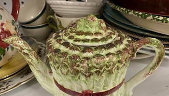 Teko dengan motif asparagus, berminat beli? Foto: Brightside
