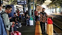 Menurut penumpang mereka sengaja mudik lebih awal untuk menghindari desak-desakan.