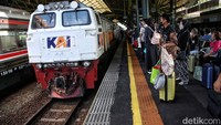 Selain itu mereka ingin lebih lama berlibur di kampung halaman.