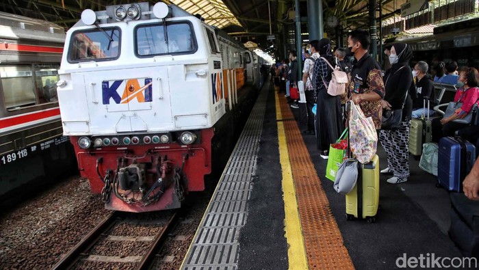 Warga mulai melakukan mudik lebih awal. Seperti terlihat di Stasiun Gambir, Jakarta Pusat, Jumat (14/4/2023).