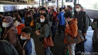 Pantauan detikcom di Stasiun Gambir dan Stasiun Pasar Senen pada Jumat 14 April 2023 jumlah penumpang terus mengalami peningkatan.