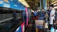 Sementara berdasarkan data Jumat 14 April 2023 sekitar 535.000 tiket untuk keberangkatan masa Angkutan Lebaran dari Stasiun Gambir dan Pasar Senen telah terjual.