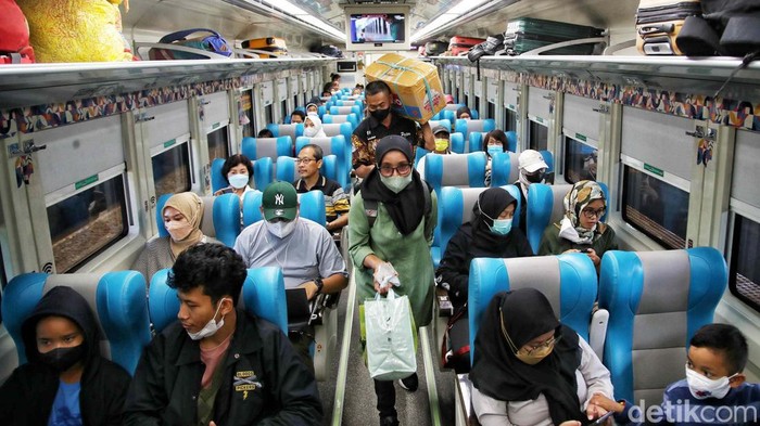 Warga mulai melakukan mudik lebih awal. Seperti terlihat di Stasiun Gambir, Jakarta Pusat, Jumat (14/4/2023).