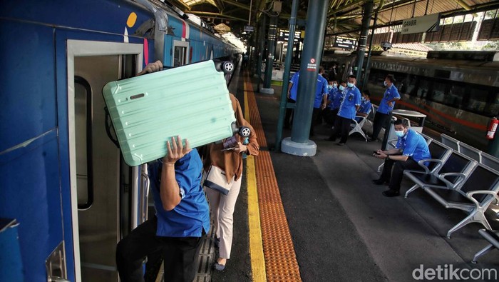 Warga mulai melakukan mudik lebih awal. Seperti terlihat di Stasiun Gambir, Jakarta Pusat, Jumat (14/4/2023).