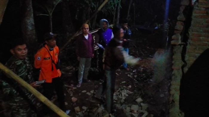 gempa tuban ambrukkan tembok rumah warga jember