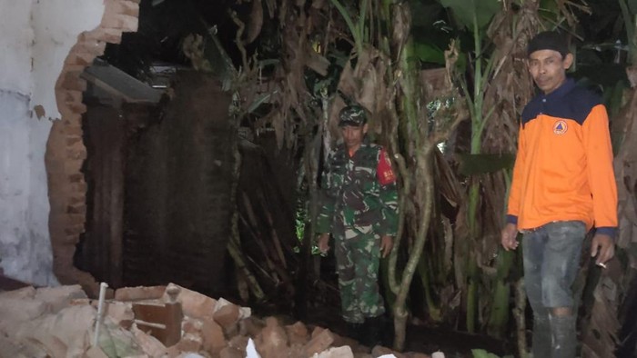 gempa tuban bikin tembok warga Trenggalek ambruk
