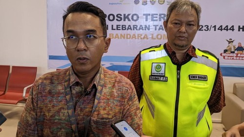 General Manager PT Angkasa Pura I Bandara Lombok Rahmat Adil Indrawan dan Humas PT Angkasa Pura Bandara Lombok Arif Haryanto saat konferensi pers kesiapan mudik Lebaran 2023, Jumat (14/4/2023).