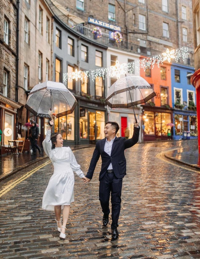 Gritte Agatha dan Arif Hidayat melakukan sesi foto prewedding di Edinburgh, Inggris. Bergaya simpel, Gritte terlihat hanya mengenakan dress putih yang dipadukan dengan heels berwarna senada. Sementara Arif memakai setelan jas dan dalaman kemeja berwarna putih Foto: Instagram/@gritteagathaa