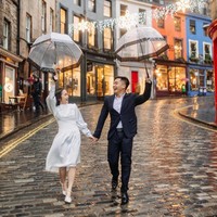 Gritte Agatha dan Arif Hidayat melakukan sesi foto prewedding di Edinburgh, Inggris. Bergaya simpel, Gritte terlihat hanya mengenakan dress putih yang dipadukan dengan heels berwarna senada. Sementara Arif memakai setelan jas dan dalaman kemeja berwarna putih Foto: Instagram/@gritteagathaa