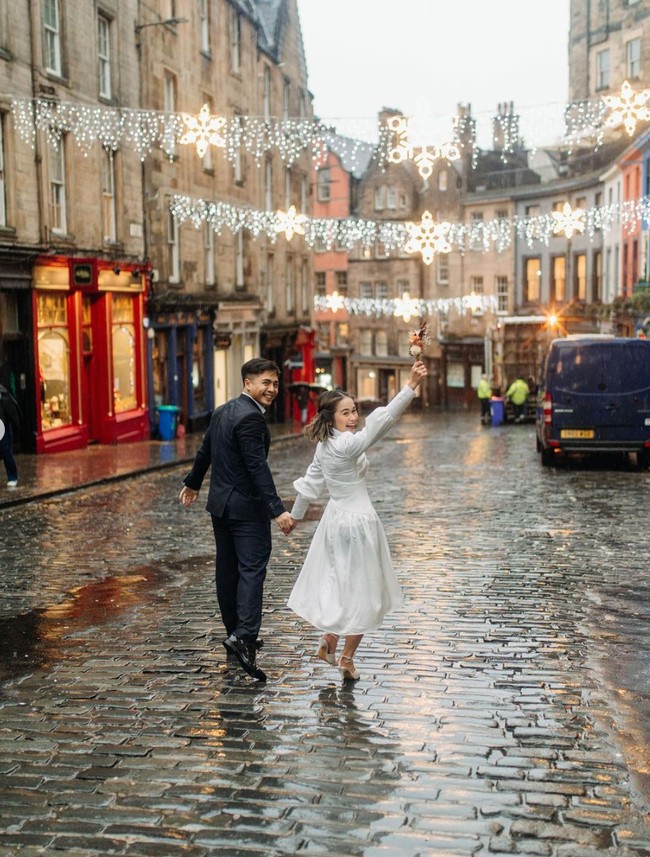 Penampilan Gritte dalam pemotretan tersebut rupanya berhasil mencuri atensi. Beberapa netizen berhasil dibuat salah fokus melihat ukuran sepatu Gritte yang kebesaran Salfok ama sepatu yg kegedaan ya, komentar salah seorang netizen. Foto: Instagram/@gritteagathaa