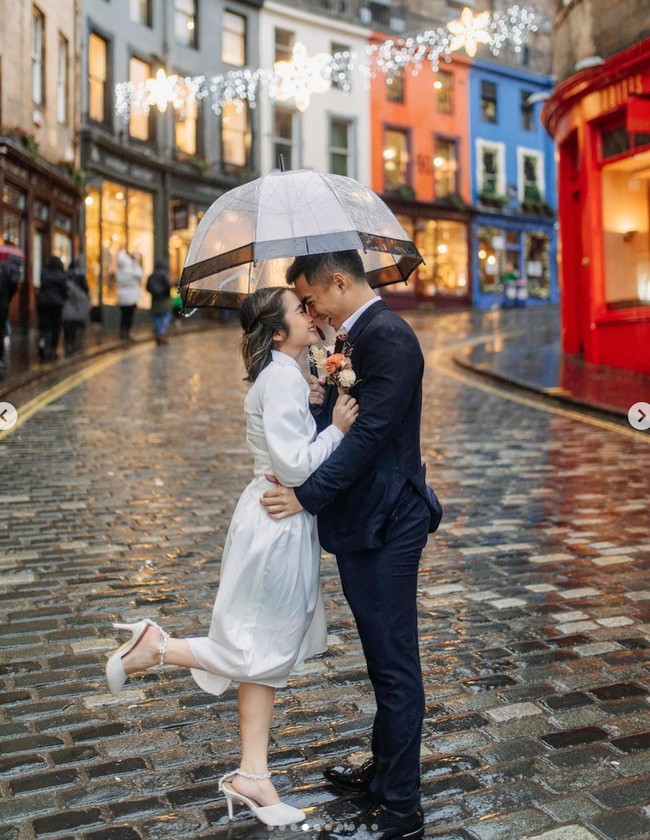 Di kolom komentarnya sendiri Gritte memberi penjelasan. Ia mengaku bahwa sepatu yang dikenakannya itu memang kebesaran karena sebelumnya tidak melewati proses fitting terlebih dahulu. Guys, sepatunya emang kegedean karena ga fitting dulu cuman kasih ukuran kaki karena buru2.. tp jujur enak bgt. Maka dari itu sepatunya aku mau giveaway. Ukurannya 38. Yang mau langsung ajaa liat story, terang Gritte. Foto: Instagram/@gritteagathaa