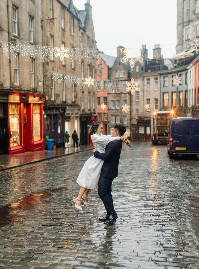 Gritte mengungkapkan jika sepatunya yang kebesaran itu akan dijadikan sebagai giveaway untuk para pengikutnya. Dalam beberapa foto memang terlihat jelas jika sepatu Gritte itu berukuran jauh lebih besar dibandingkan dengan ukuran kakinya. Foto: Instagram/@gritteagathaa