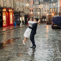 Gritte mengungkapkan jika sepatunya yang kebesaran itu akan dijadikan sebagai giveaway untuk para pengikutnya. Dalam beberapa foto memang terlihat jelas jika sepatu Gritte itu berukuran jauh lebih besar dibandingkan dengan ukuran kakinya. Foto: Instagram/@gritteagathaa