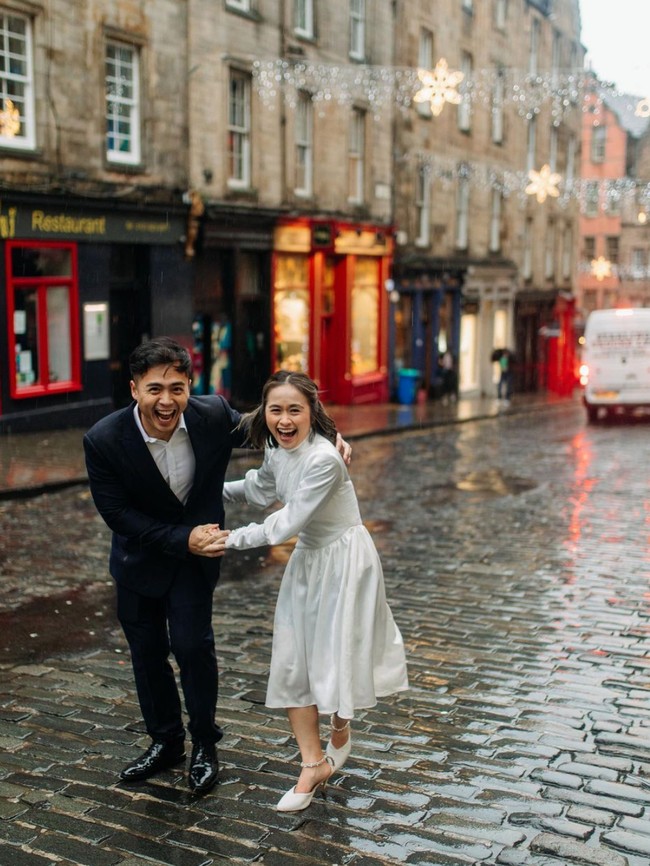 Penampilan Gritte dalam foto preweddingnya itu tampak sederhana. Seperti biasa, wajahnya terlihat natural tanpa ada pulasan makeup berlebih. Rambut pendeknya pun hanya diikat setengah. Foto: Instagram/@gritteagathaa