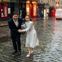 Penampilan Gritte dalam foto preweddingnya itu tampak sederhana. Seperti biasa, wajahnya terlihat natural tanpa ada pulasan makeup berlebih. Rambut pendeknya pun hanya diikat setengah. Foto: Instagram/@gritteagathaa