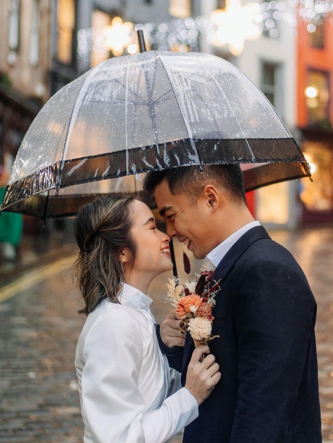 Jelang pernikahan, keduanya kini terlihat makin mesra. Seperti dalam potret yang satu ini, saat keduanya tengah berpose saling bertatap-tatapan. Foto: Instagram/@gritteagathaa