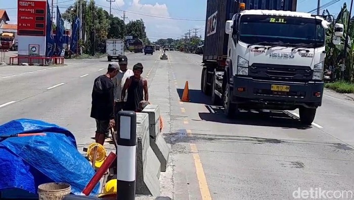 Kondisi jalan pantura yang bergelombang.