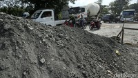 Sejumlah titik jalan yang sedang diperbaiki terpantau padat pada jam-jam sibuk.
